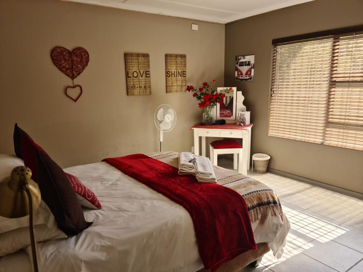 Mackenzies Accommodation East London Extérieur photo