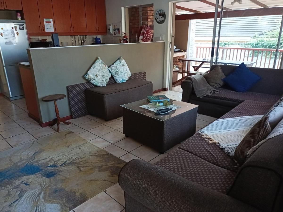 Mackenzies Accommodation East London Extérieur photo